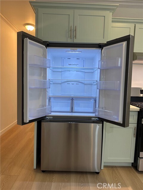 Building Photo - 956 E 43rd St