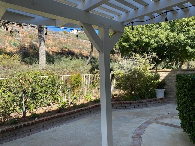 Building Photo - 5 Bedroom Valencia Home at End of Cul-De-Sac