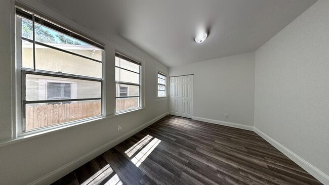 Building Photo - 725 14th Ave S