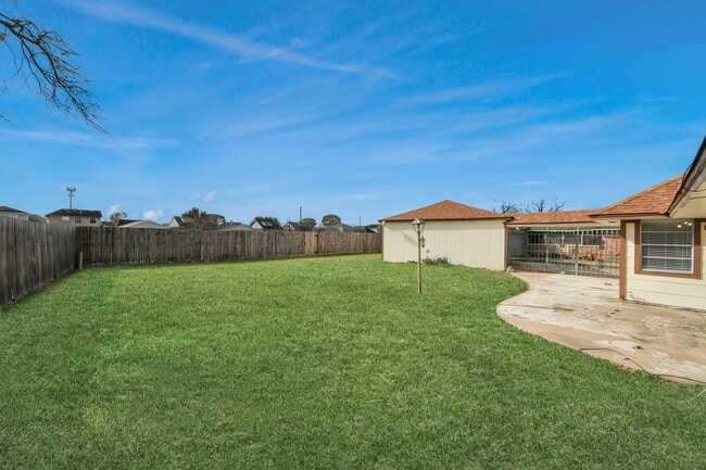 Building Photo - 15423 Ridingwood Dr