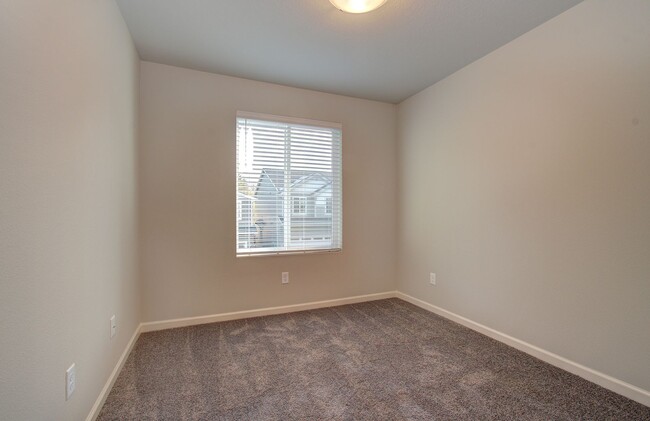 Building Photo - Immaculate Ridgefield Townhome