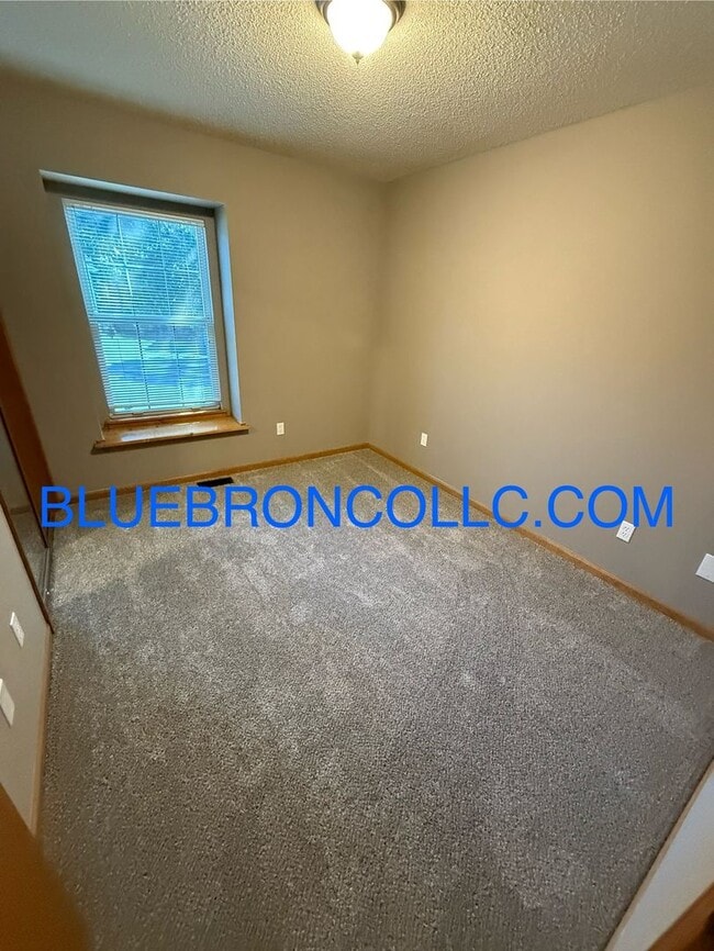 Building Photo - Check out this spacious home with thoughtf...