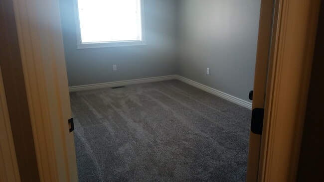 Building Photo - 3 bedroom 2.5 bath Rock Creek Town Home wi...