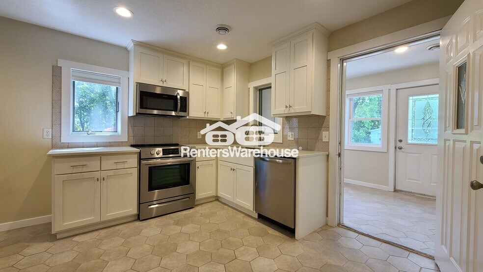 Building Photo - 217 River St