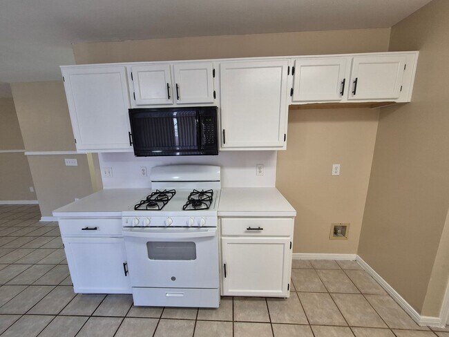 Building Photo - 5907 Deer Lake Dr