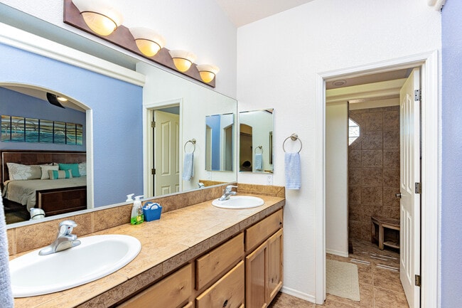 Building Photo - 3161 Newport Dr