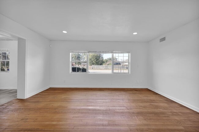 Building Photo - Stunning 3-Bedroom, 2-Bath Home in Desirable Mandarin Neighborhood!