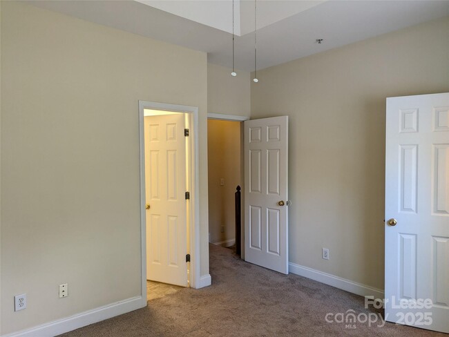 Building Photo - 917 Shearer St