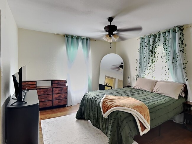 Building Photo - Cook, Entertain, Relax—Welcome Home to Westcliff!