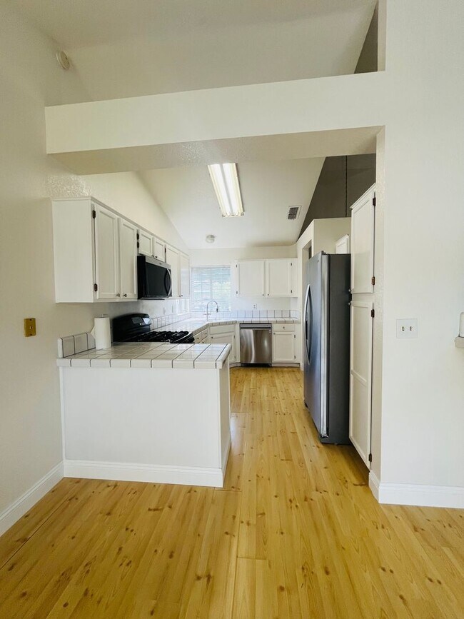 Building Photo - $2450 - 3 Bed/2 Bath Home in a Beautiful Neighborhood