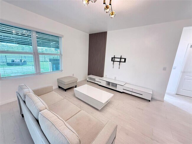 Building Photo - 2731 House Finch Rd