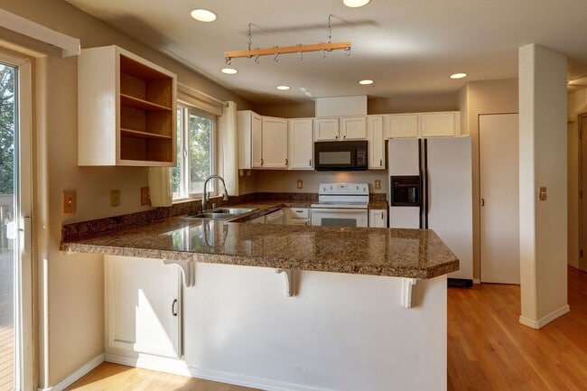 Building Photo - Immaculate, Sunny and Bright 4 Bedroom/2.5...