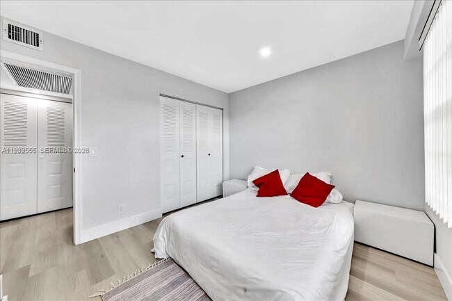 Building Photo - 13001 SW 11th Ct