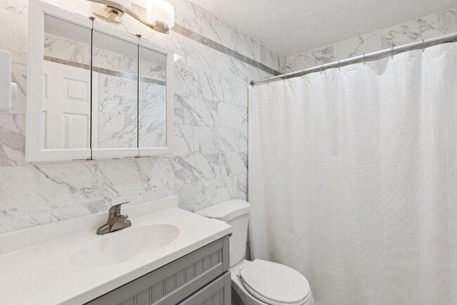 Building Photo - Beautiful 2Bed/1Bath condo in desirable co...