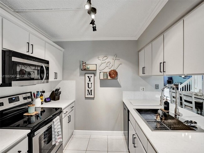 Building Photo - 11861 SW 9th Manor