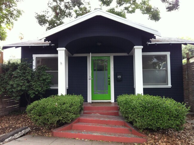 classic covered front porch - 4741 Ellenwood Dr
