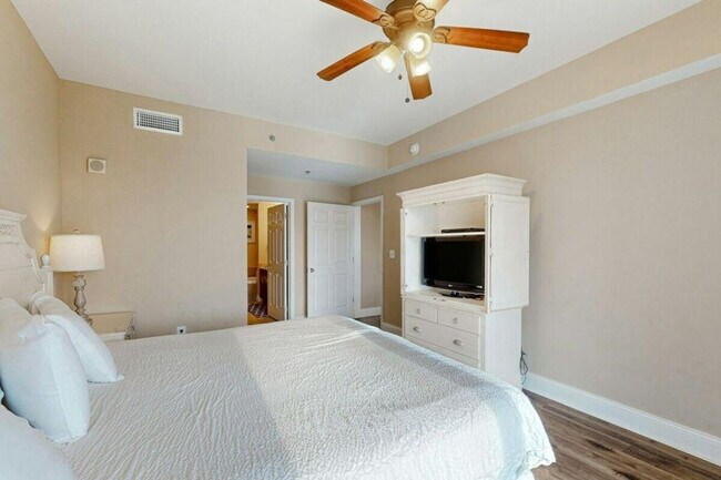 Building Photo - 9860 S Thomas Dr