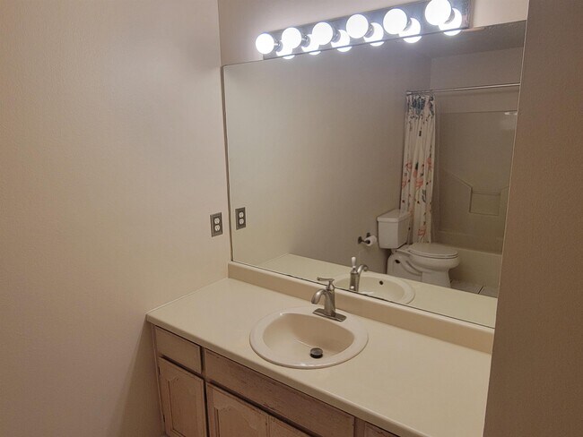 Building Photo - 702 Zebra Dr