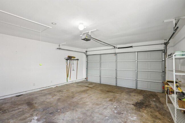 Building Photo - 7205 Twisted Oaks Dr