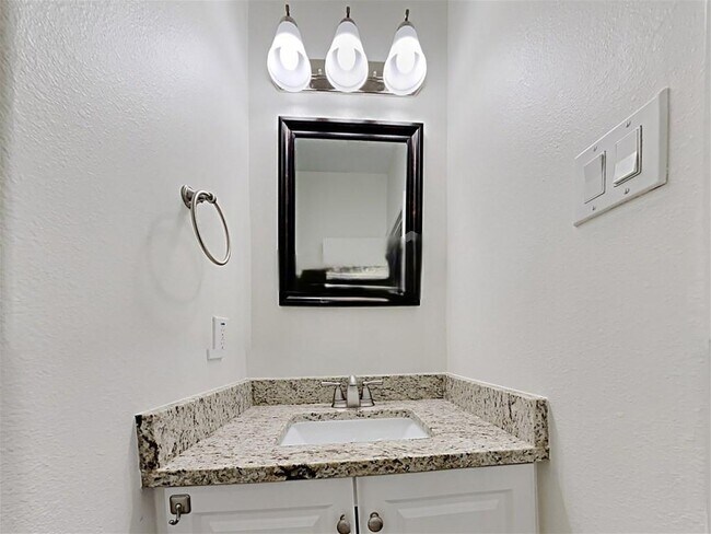 Building Photo - 2213 Oak Cir Dr N