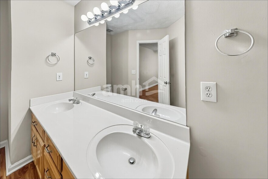 Building Photo - 105 Unity Cove