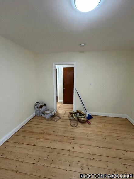 Building Photo - 64 Pleasant St