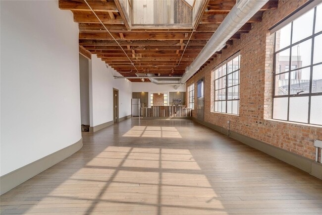 Building Photo - 709 W Magnolia Ave