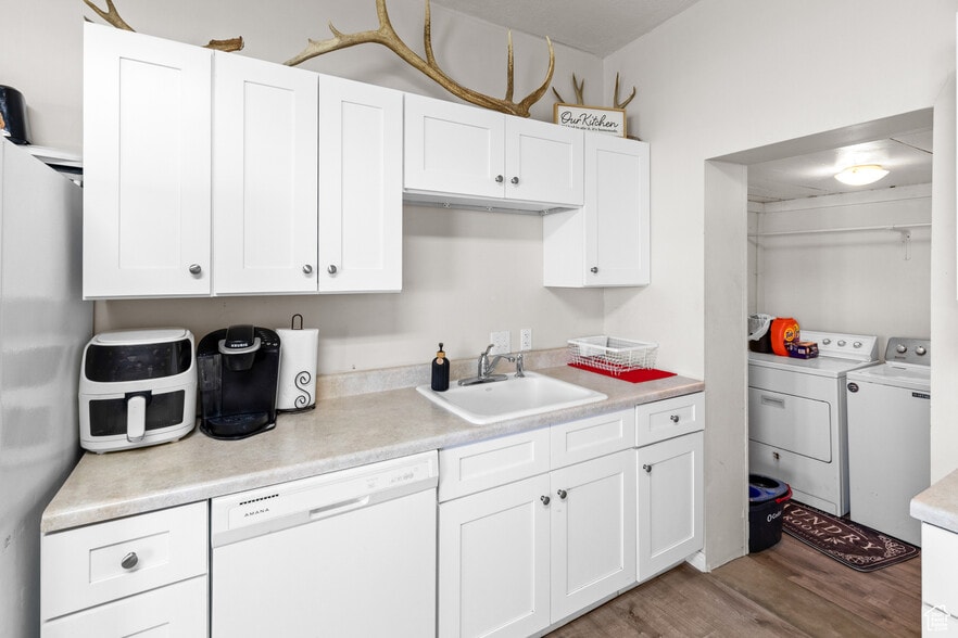 Building Photo - 389 S 200 E St