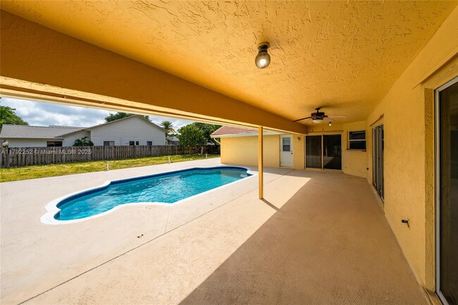 Building Photo - 1400 SW 54th Ave