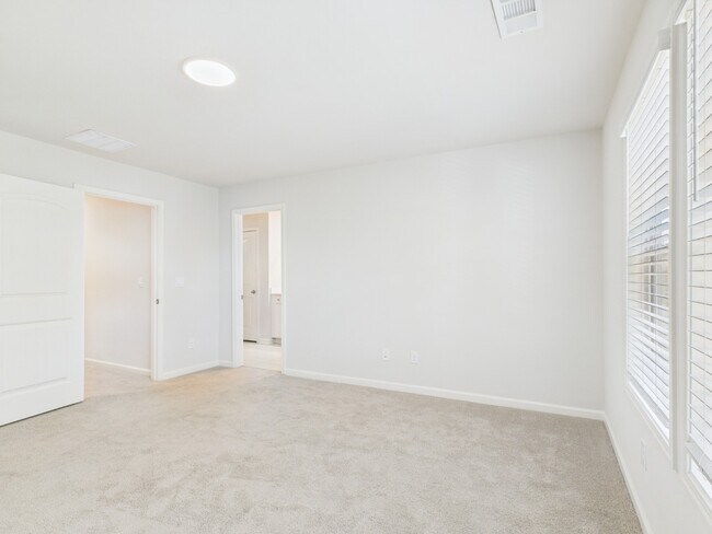 Building Photo - 3 Bed, 3.5 Bath, Finished Basement room, 2 car garage, walkable to Woodstock Middle and High scho...