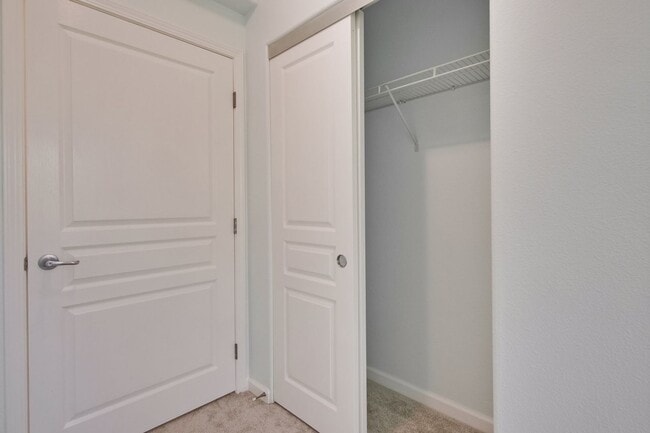 Building Photo - Excellent 2 Bed 2 Bath Condo - Completely Remodeled!