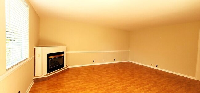 Building Photo - Spacious & Charming 2-Bed/2-Bath Home – Walk to UNR!