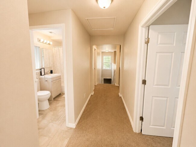 Building Photo - 546 E Delno Dr