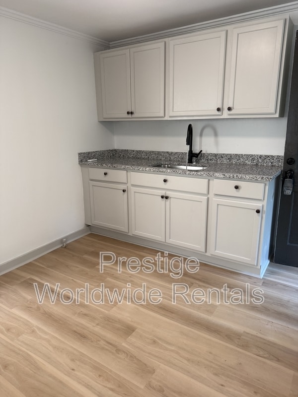 Building Photo - 1051 43rd St