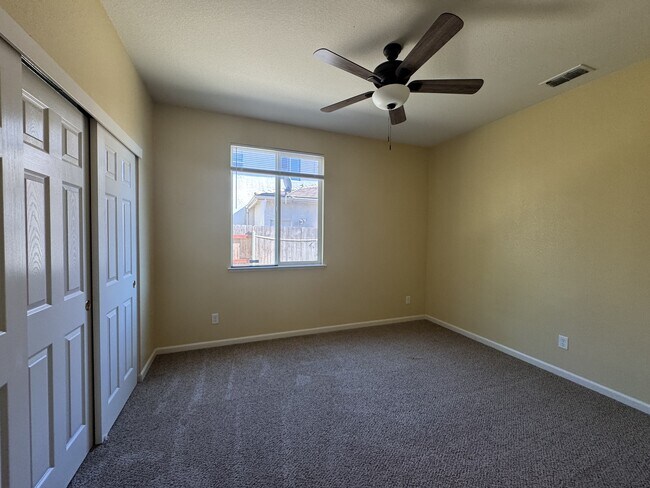 Building Photo - 361 Royal River Dr