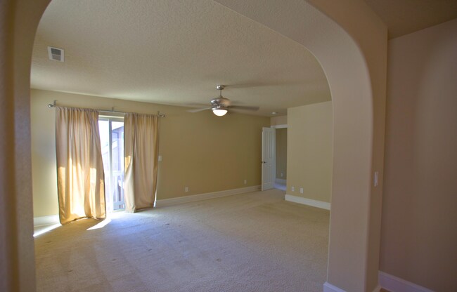 Building Photo - King City 3 Bedroom Plus Den available now !