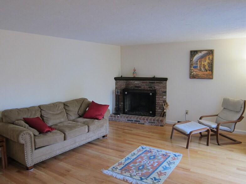 Building Photo - 10 Treetop Park