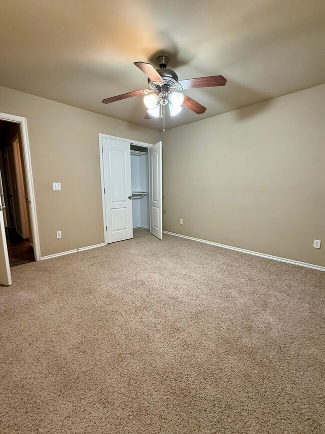 Building Photo - Beautiful home located by Heart Hospital o...