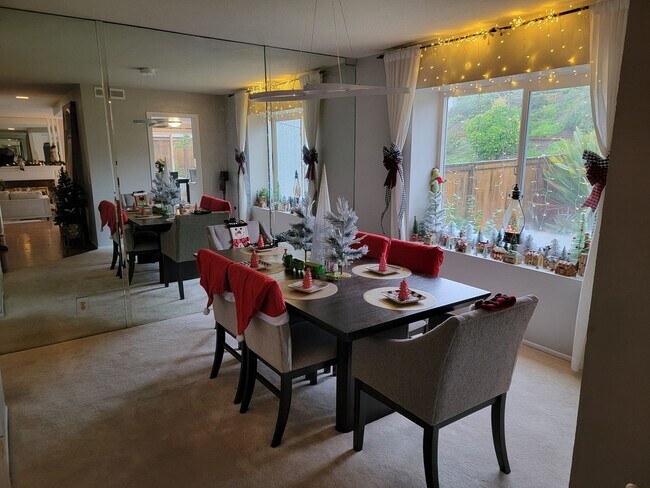 Building Photo - Pool Home 4 Bedroom