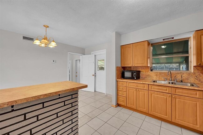 Building Photo - 3 bedroom in Hallandale FL 33009