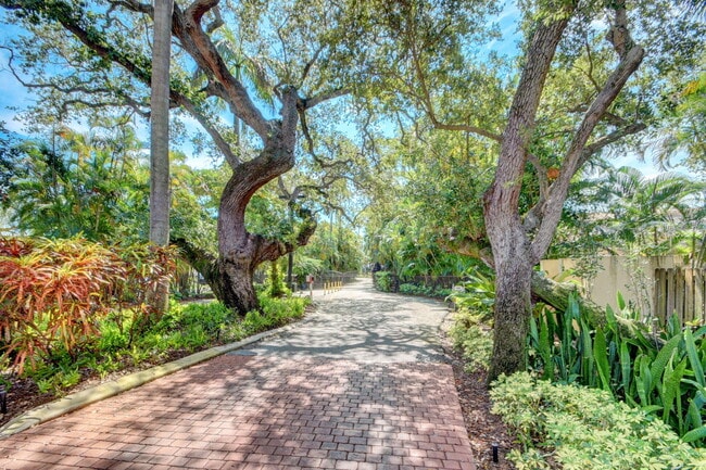 Building Photo - 8200 Lakeshore Dr