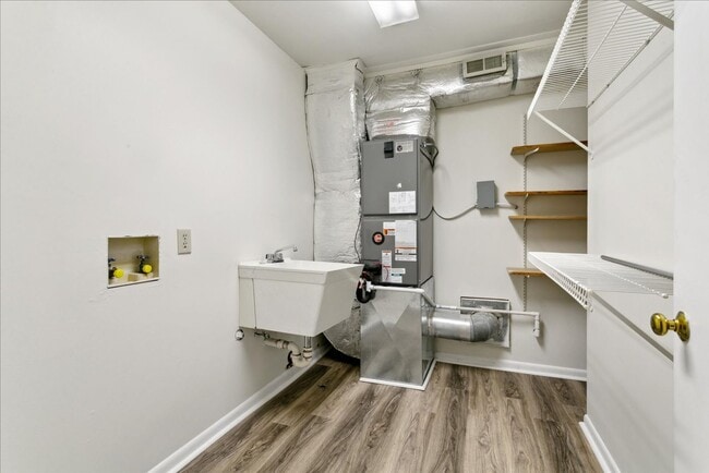 Building Photo - Bright 2 Bedroom Townhome in Williamsburg VA with Finished Lower Level & Private Balcony