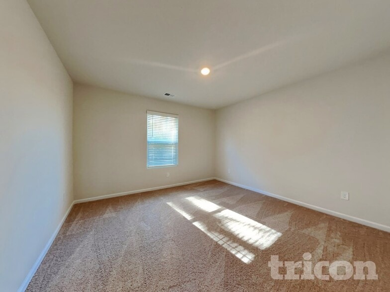 Building Photo - 2118 Southlea Dr