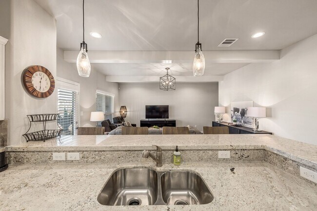 Building Photo - 4/4.5 in Pershing Pointe Townhomes! Availa...