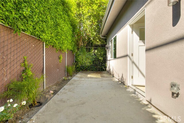 Building Photo - 353 N Mariposa St