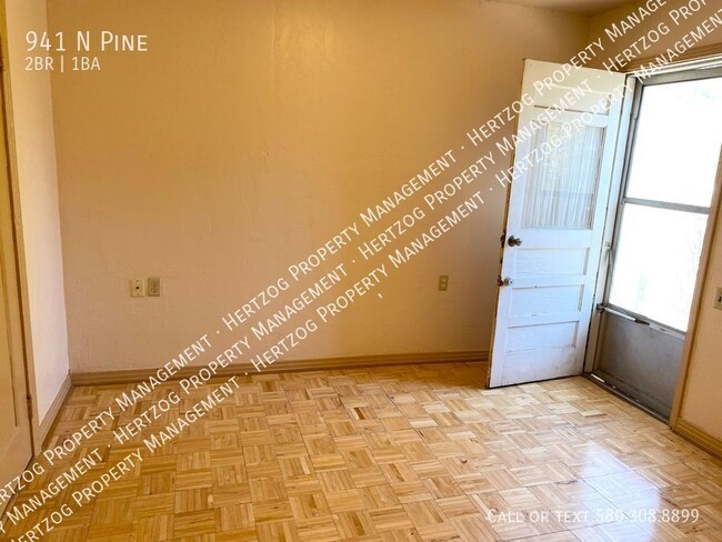 Building Photo - 941 N Pine-