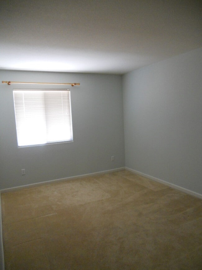 Building Photo - LARGE CORNER LOT 2 STORY 4 BED HOME IN MATHER