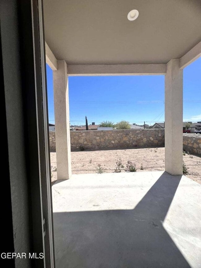 Building Photo - Open floor plan. 4 Bedrooms, 2.5 baths, 2 ...