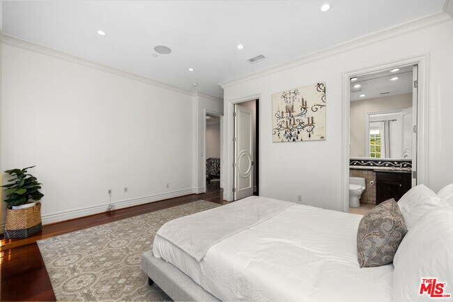 Building Photo - 314 N Palm Dr