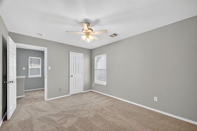 Building Photo - 6915 Woodridge Row Dr